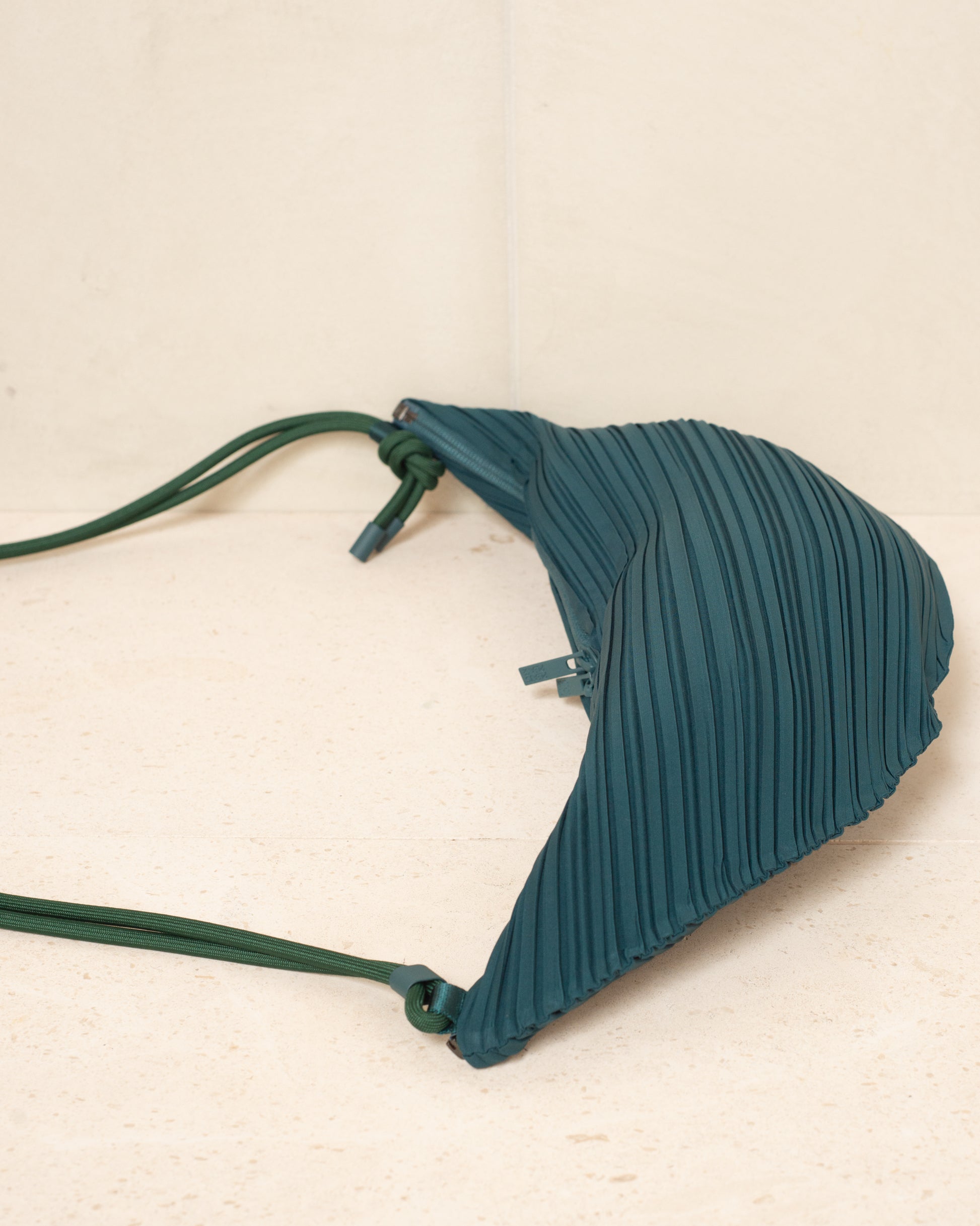 Dark Green Leaf Pleats Bag – Dilettante