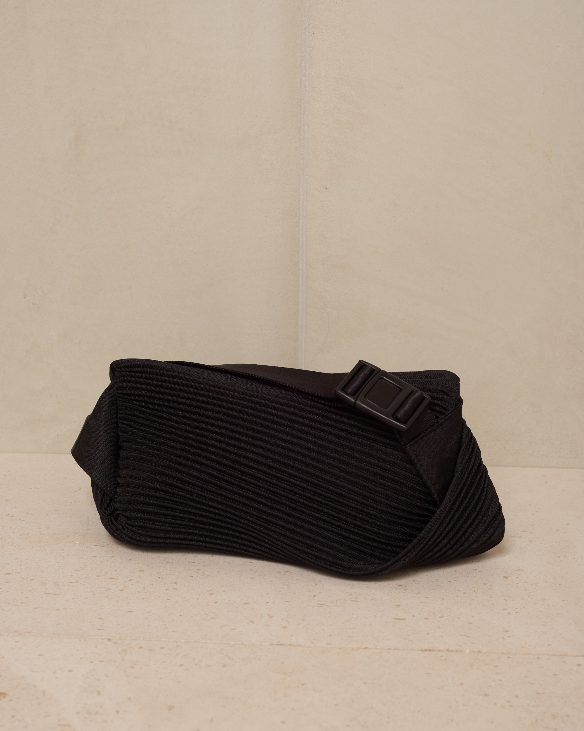 Black Easy Bias Pleats Waistbag – Dilettante