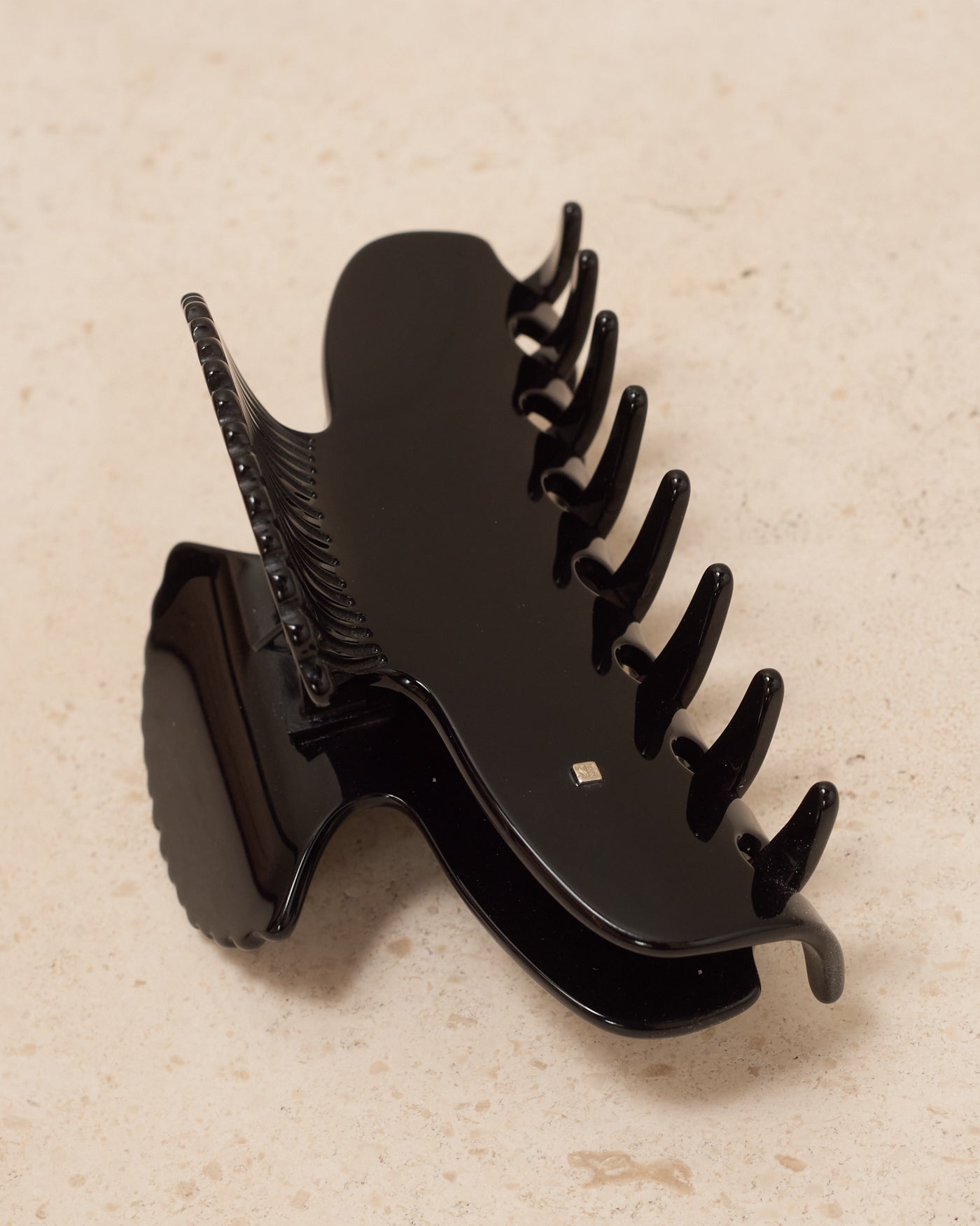 Noir Fan Shell Claw Clip