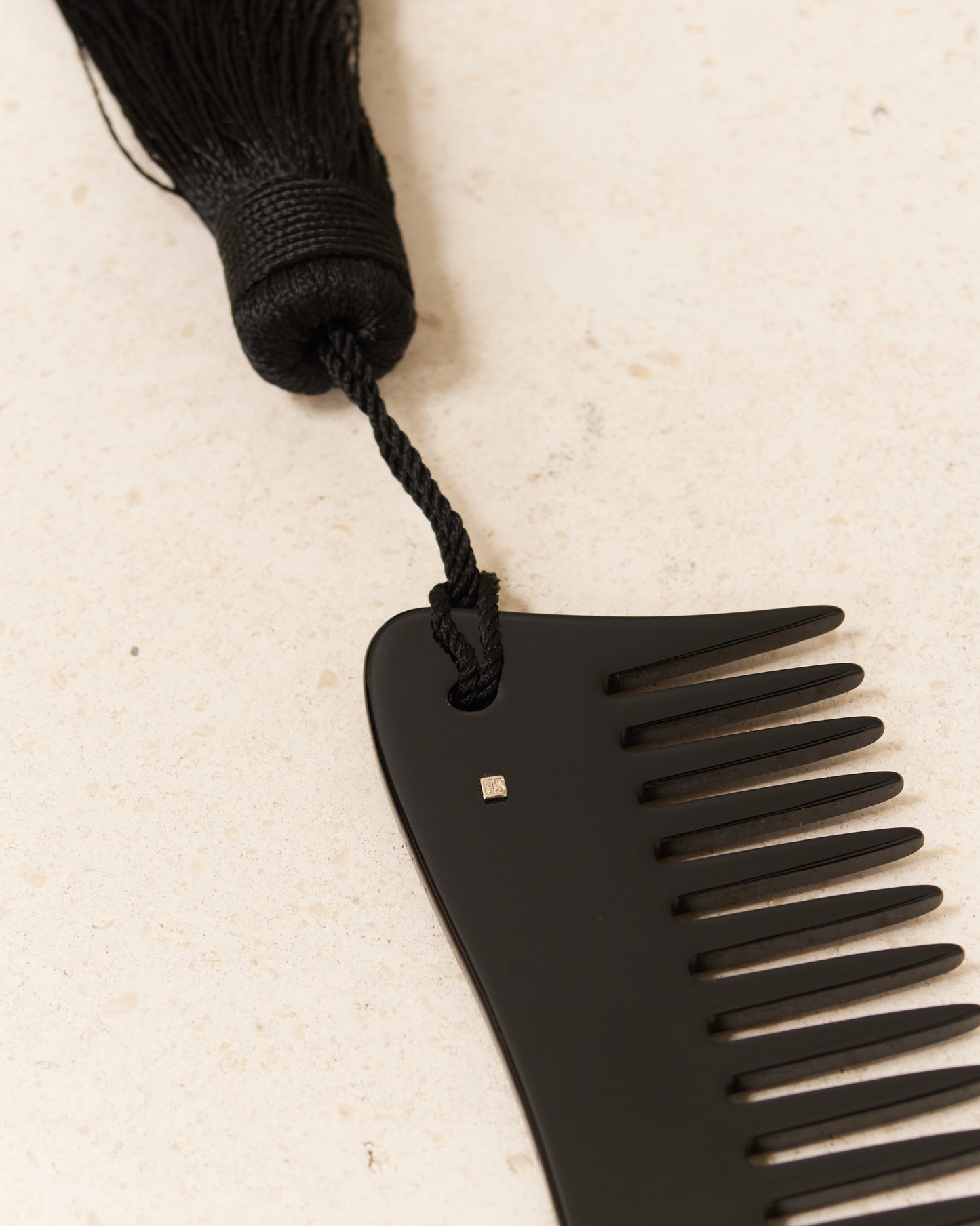 Noir Tassel Comb