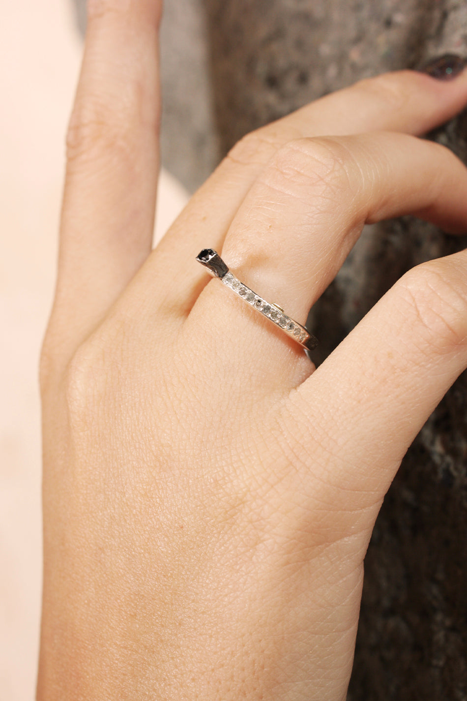 Hata Icy grey & Black Diamond Ring