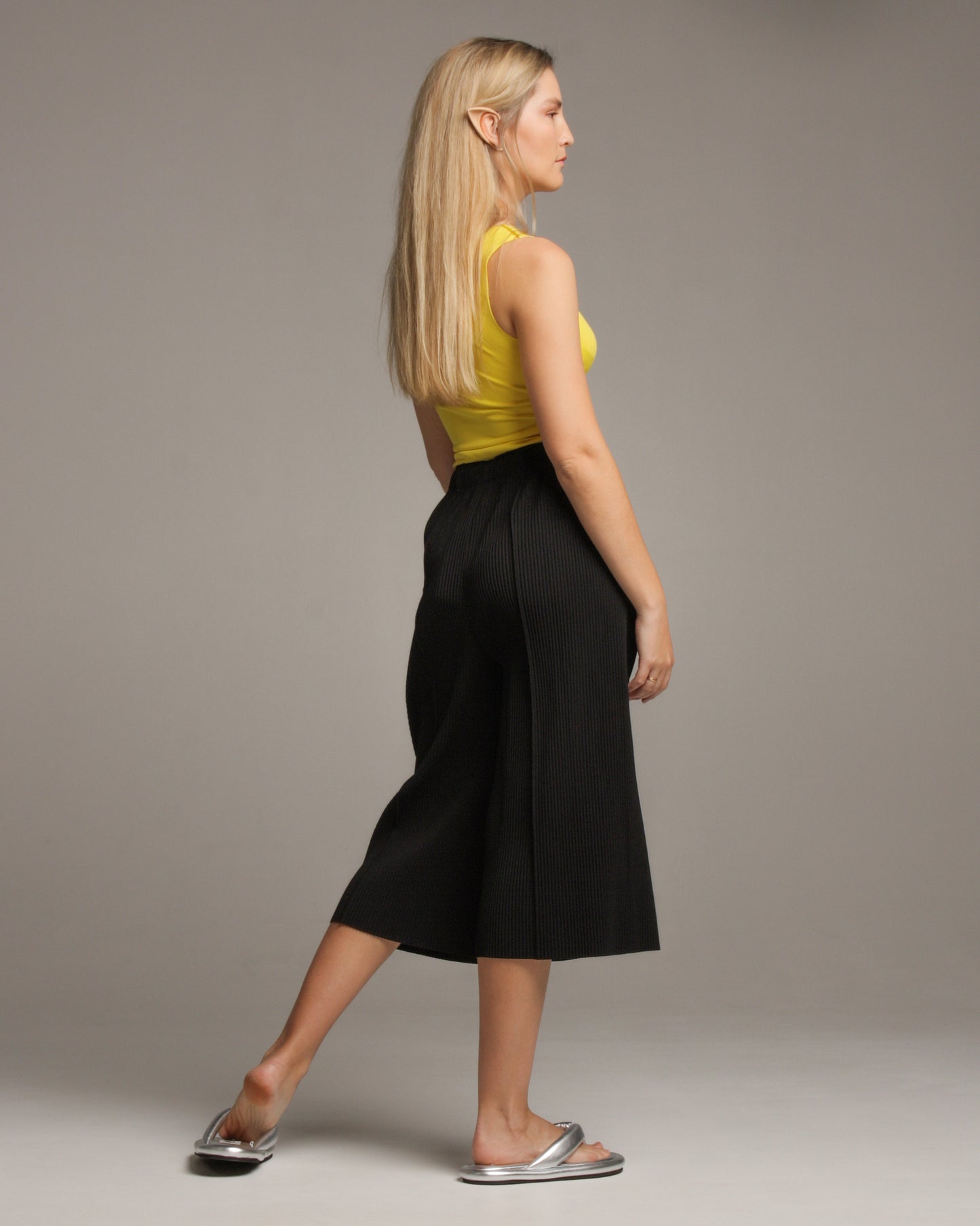 Wide Fine Knit Pleated Black Pant